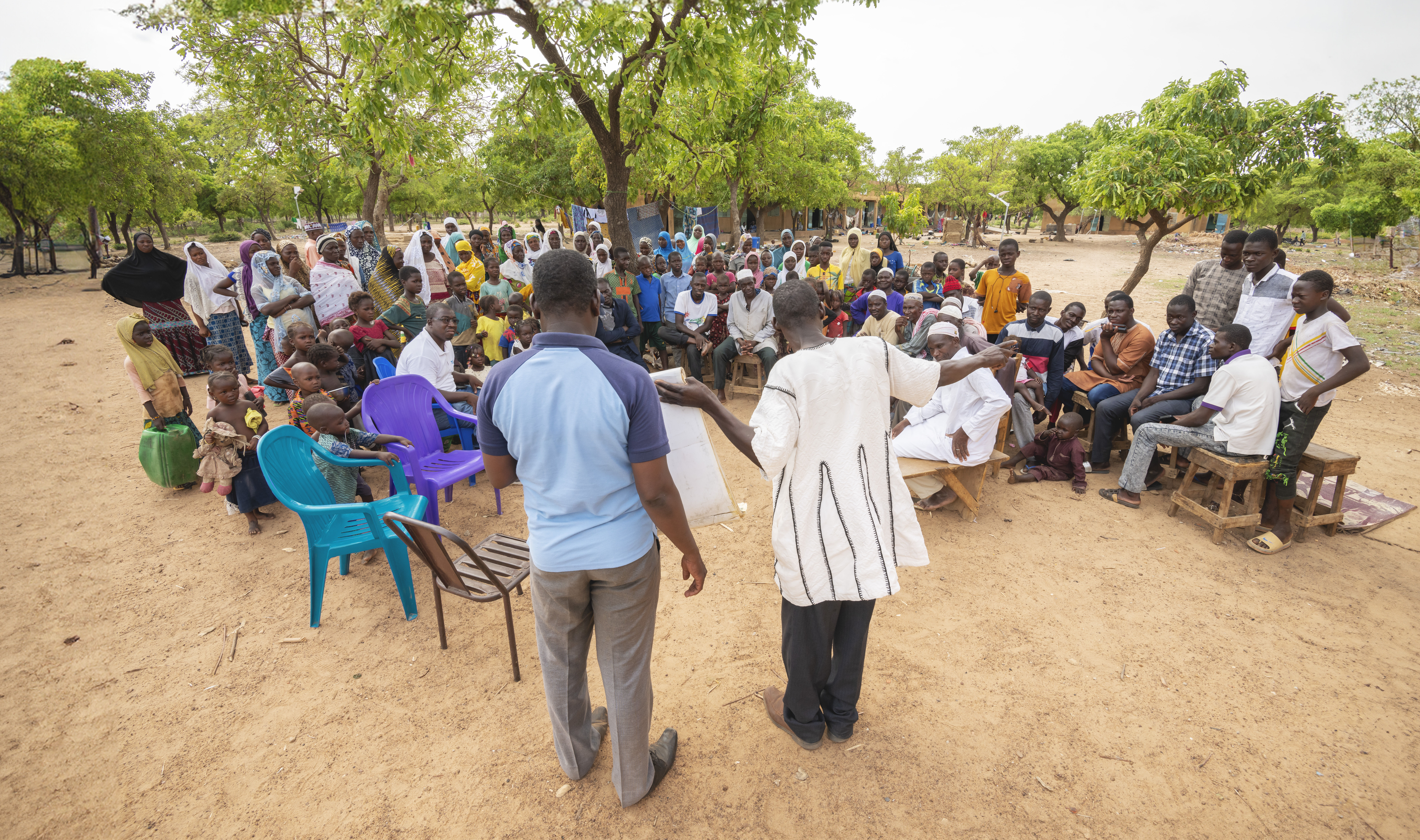Un pastor desplazado alcanza a los desplazados